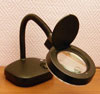 Оптические приспособления : Настольный светильник с линзой: Лупа на подставке с гибкой стойкой и подсветкой.